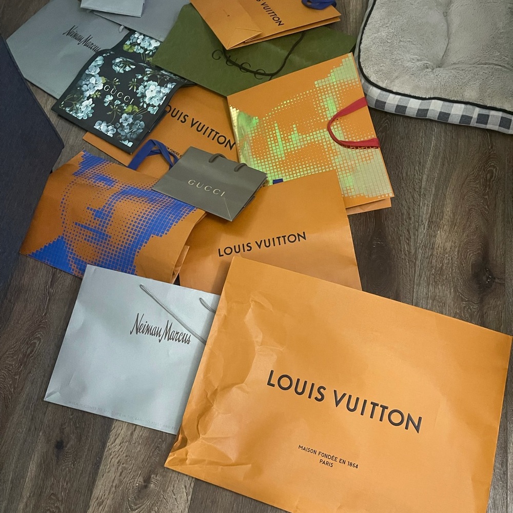 7 LV bags, 2 our anniversary bags. 3 Gucci bas. 1 very rare, 4 others